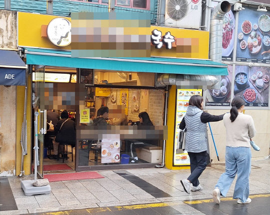 고물가에 따른 런치 플레이션이 지속되면서 점심값이 1만원을 넘지 않는 식당으로 사람들이 몰리고 있다.<박상길 기자>